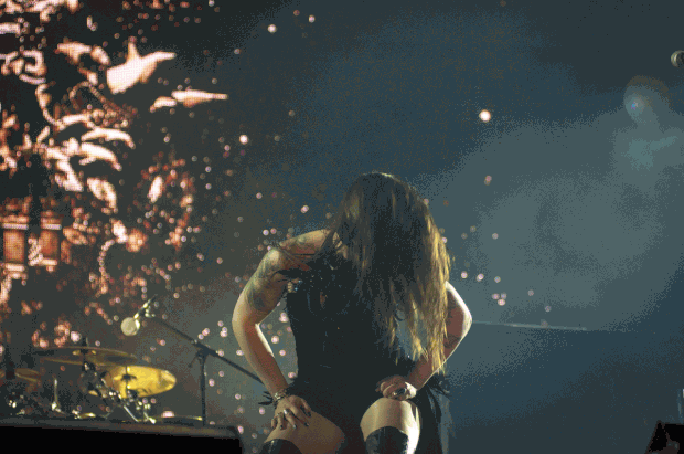 Floor Jansen, vocalista do Nightwish, dá uma aula de bateção de cabelo no Rock in Rio 2015 (Foto: Luciano Oliveira/G1)