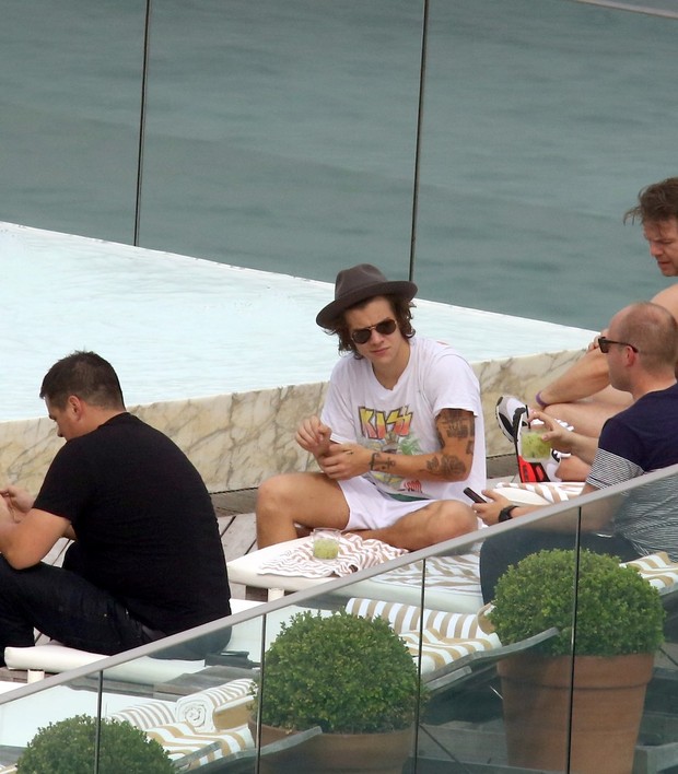Integrantes do One Direction na piscina do hotel (Foto: Gabriel Reis e Delson Silva / AgNews)