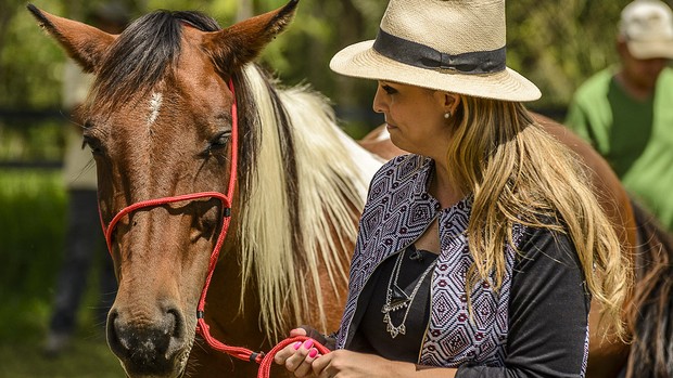 Aline Lima pronta para fazer os exercícios da terapia com cavalos (Foto: Carlos Aliperti)