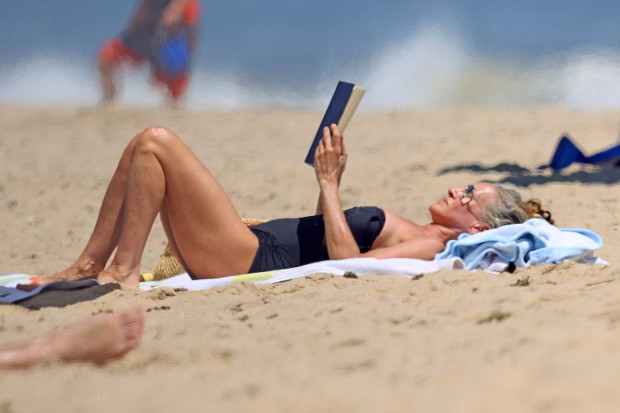 Sarah Jessica Parker curte dia de praia com o marido em NY (Foto: The Image Direct/The Grosby Group)