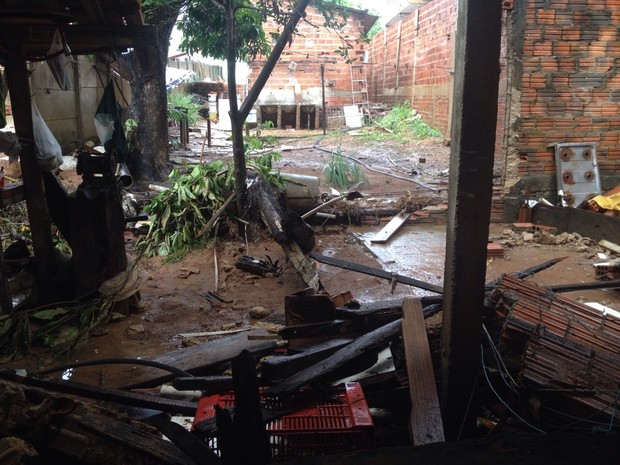 Área do lado de fora da casa onde o muro caiu (Foto: Priscilla Lima/TV Anhanguera)