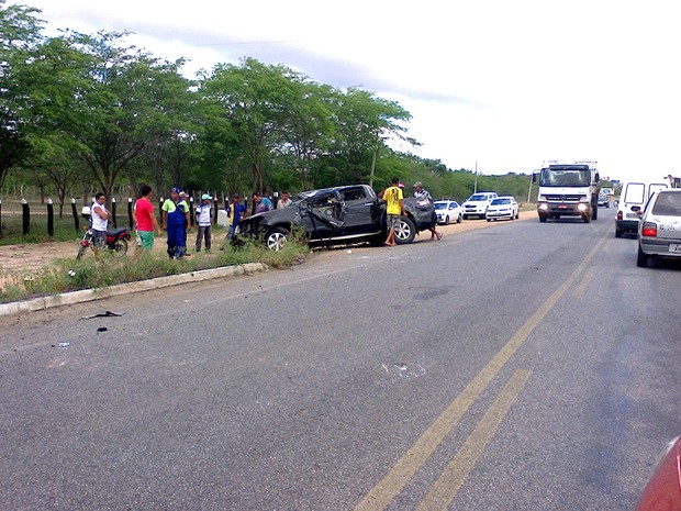 Caminhonete seguia de Taquaritinga para Santa Cruz, segundo PM. (Foto: Bruno Antônio Martins/ VC no G1)