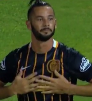 Larrondo comemora gol Rosario Central (Foto: Reprodução de vídeo)