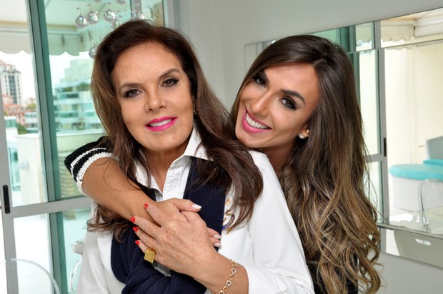 Nicole Bahls e sua mãe, Vera Barbosa (Foto: Divulgação)