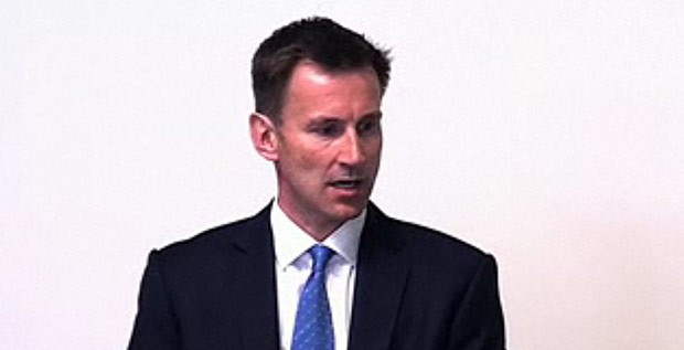 O ministro da Cultura do Reino Unido, Jeremy Hunt, durante depoimento nesta quinta-feira (31) (Foto: AP)