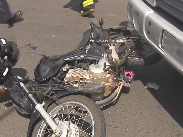 G1 Duas mulheres ficam feridas em acidente entre moto e caminhão