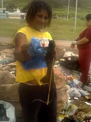    Catadora de lixo mostra macaco morto encontrado em meio ao lixo reciclável  (Foto: CRV/Divulgação)