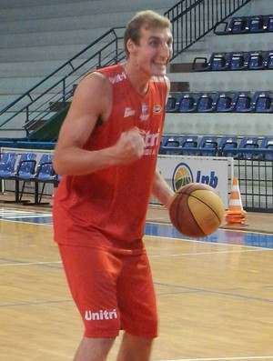 Leo pivô basquete Uberlândia (Foto: Felipe Santos/GLOBOESPORTE.COM)