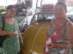 Ana Maria Cardoso e a amiga Maria Basso matam a saudade dos carros que já tiveram (Foto: Toni Francis/G1)