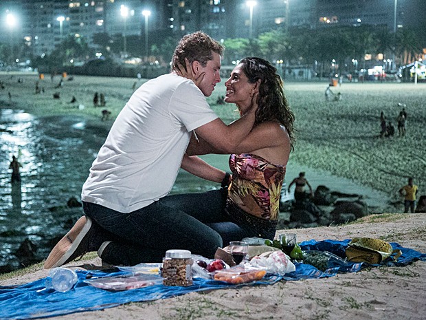 Vinícius e Regina fazem piquenique e entram em clima de romance (Foto: Raphael Dias / Gshow)