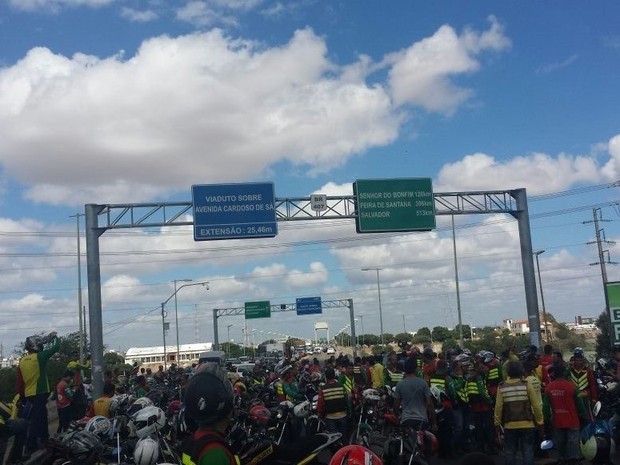 Mototaxistas bloquearam a Ponte Presidente Dutra (Foto: Leciane Lima / TV Grande Rio)