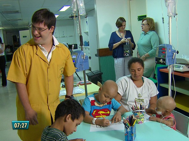 Felipe é o primeiro voluntário com Síndrome de Down que o Imip recebe (Foto: Reprodução/TV Globo)