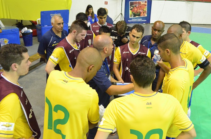 Técnico do Brasil orienta jogadores (Foto: João Áquila)