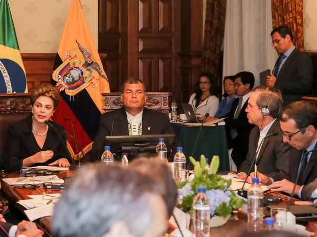 Dilma Rousseff ao lado do presidente do Equador, Rafael Correa, em reunião no palácio presidencial equatoriano (Foto: Roberto Stuckert Filho/PR)