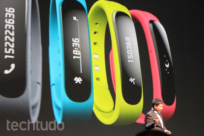 TalkBand, a smart pulseira da Huawei, que praticamente comanda o X1 (Foto: Isadora Díaz/TechTudo) TalkBand, a smart pulseira da Huawei, que praticamente comanda o X1 (Foto: Isadora Díaz/TechTudo)