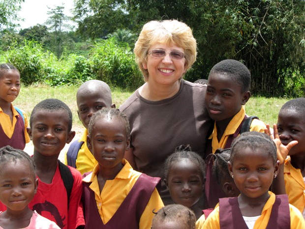 Imagem da enfermeira Nancy Writebol com crianças na Libéria, em outubro de 2013. Ela, que havia sido infectada com ebola, recebeu alta após receber ZMapp (Foto: AP Photo/Courtesy Jeremy Writebo)