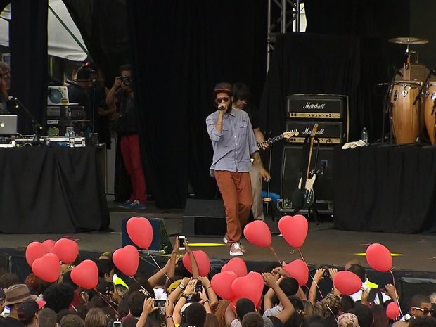 Emicida canta no palco do show 'Sou Minas Gerais' em Belo Horizonte, em homenagem às vítimas de Mariana (Foto: Reprodução/TV Globo)