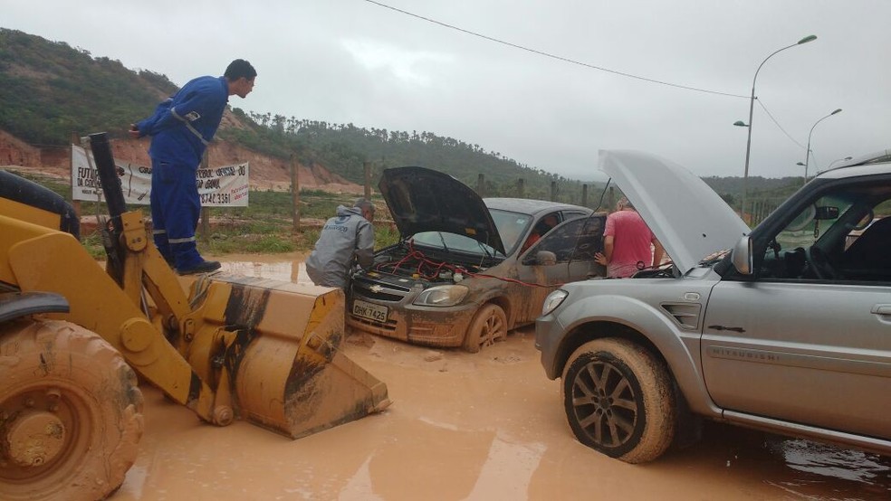 Carro ficou atolado na lama que foi espalhada pela avenida (Foto: Abidias Martins/Tv Gazeta) Carro ficou atolado na lama que foi espalhada pela avenida (Foto: Abidias Martins/Tv Gazeta)