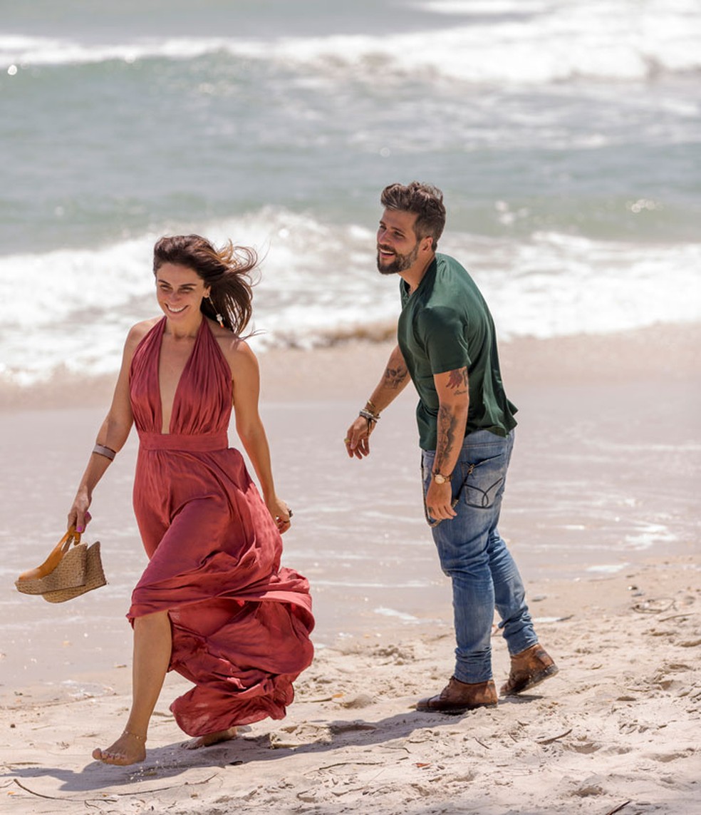 Com Giovanna Antonelli, Bruno gravou diversas cenas na praia (Foto: Ellen Soares / Gshow)