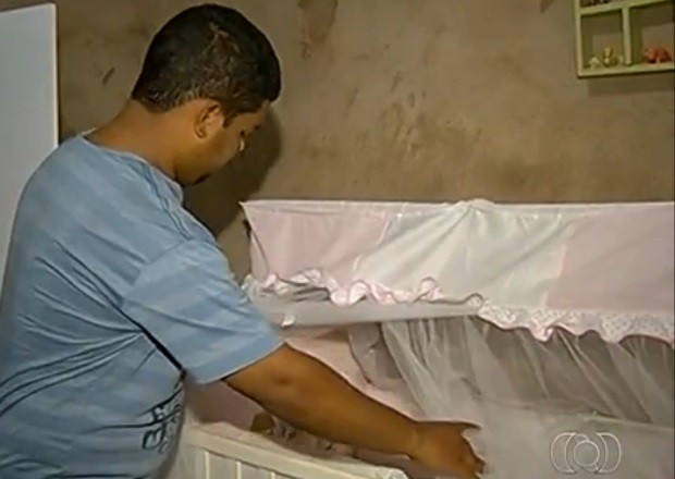 Pai mostra berço da filha, em Rio Verde (Foto: Reprodução/ TV Anhanguera)