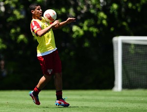 denilson são paulo treino (Foto: Marcos Ribolli / Globoesporte.com)