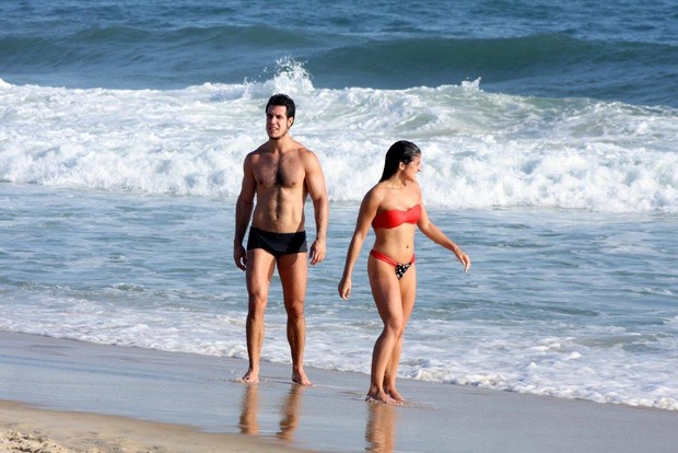 Emiliano D&#39;Avila e namorada na praia (Foto: JC Pereira/AgNews)
