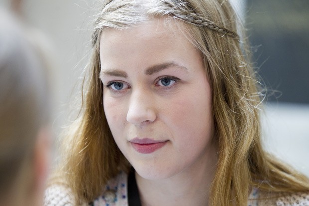 Andrine Johansen, que contou ter sido salva por um colega, que recebeu os tiros disparados contra ela, no massacre de 22 de julho de 2011 na Noruega (Foto: AFP)