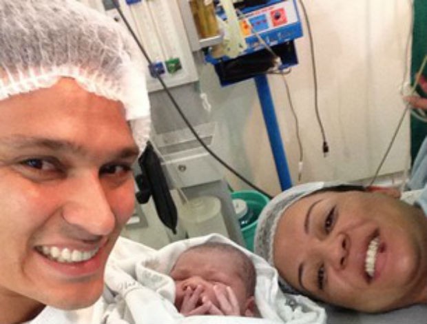Zagueiro Emerson, do Coritiba, com a esposa Renata e o filho Tiago (Foto: Reprodução / Instagram)