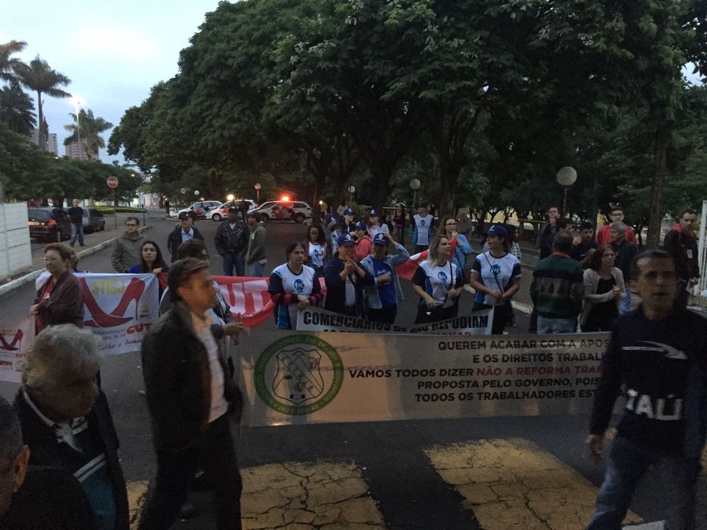 Manifestantes se concentram em frente à praça da Rodoviária em Jaú e impediram a saída de ônibus intermunicipal (Foto: Impresa Jaú / Divulgação )