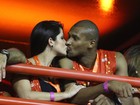 Famosos trocam beijos e mais beijos no desfile das campeãs, no Rio