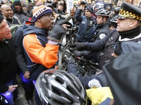 Manifestantes discutem com policiais durante protesto que pedia a renúncia do prefeito de Chicago, Rahm Emanuel, na quinta (24) (Foto: AP Photo/Charles Rex Arbogast)