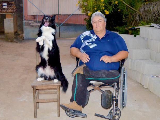 José Rubens e o cão Jack em Caçapava (Foto: Camilla Motta/G1) José Rubens e o cão Jack em Caçapava (Foto: Camilla Motta/G1)
