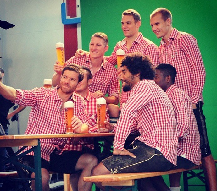 Xabi Alonso vira "alemão" posa com roupa típica alemã em propaganda de cerveja