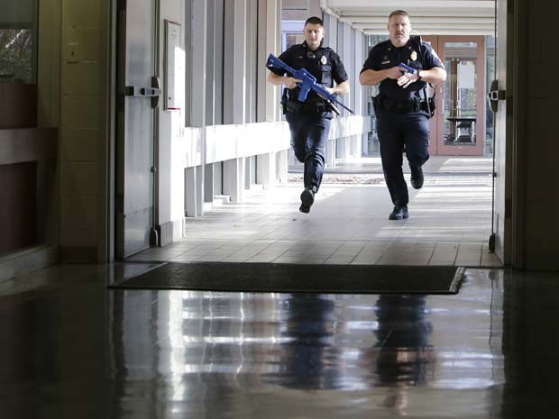 Policiais de Methuen demonstram o que seria uma reação ao sistema de detecção de atirador em escola (Foto: AP Photo/Charles Krupa)