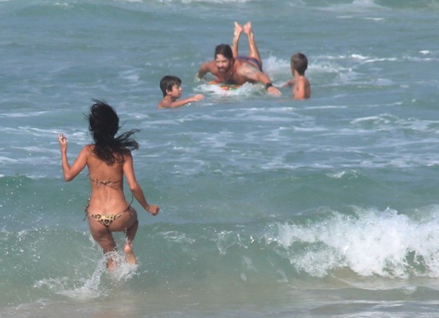 Ana Lima se assusta e entra no mar para ir ao encontro dos filhos (Foto: AgNews)