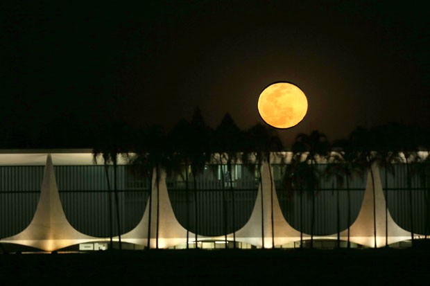 'Lua Azul', segunda lua cheia do mês de julho, aparece sobre o Palácio da Alvorada, em Brasília (Foto: Eraldo Peres/AP)