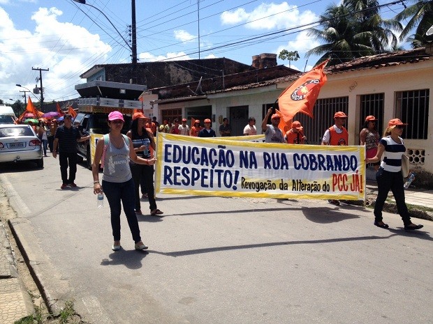 Servidores realizaram uma cmainhada pelas ruas do município (Foto: Micaelle Morais/G1)