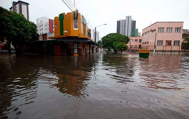 Segundo a Defesa Civil, capital potiguar tem 9 pontos de alagamento; água também se acumulou por ruas e avenidas de Petrópolis, na zona Leste da cidade (Foto: Canindé Soares/G1)