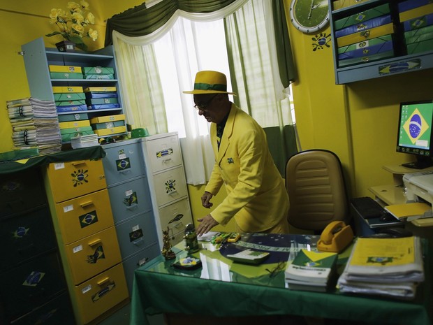 O advogado Nelson Paviotti, de Campinas, fez uma promessa de que só vestiria roupas com as cores do Brasil se a seleção ganhasse a Copa do Mundo de1994. Seu escritório, sua casa e seus veículos também são verde-amarelos (Foto: Nacho Doce/Reuters)