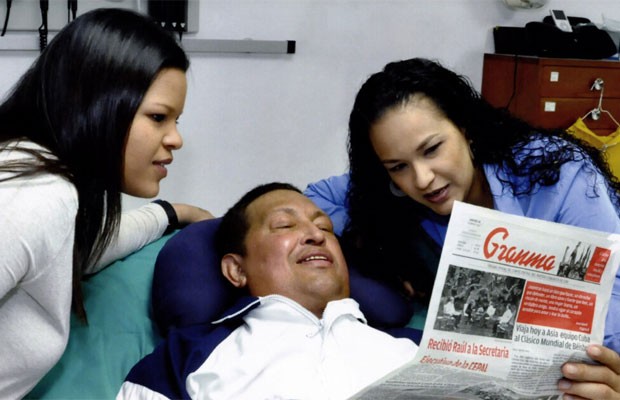 Imagem divulgada pelo governo venezuelano mostra Hugo Chávez após cirurgia em Cuba.  (Foto: Divulgação)