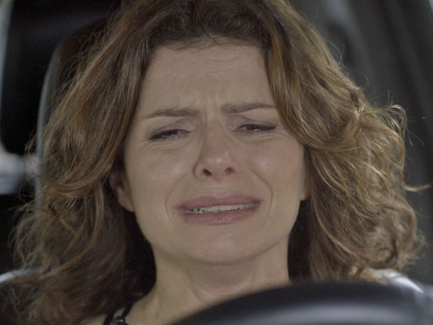 Lígia chora, arrasada, após ver Miguel aos beijos com Marina (Foto: TV Globo)