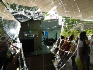Uma vidraça foi quebrada com o arremesso de uma pedra, diz polícia (Foto: Normando Sorácles/ Ag. Miséria)