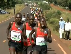 Maratonistas disputam prova em Iten, considerada capital da corrida no Quênia (Foto: Reprodução SporTV)