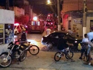 Homem é morto a tiros após briga  na Vila Formosa em Jacareí, SP (Foto: Rogério Alves/Vanguarda Repórter)