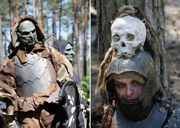 Personagens durante encenação de batalha do livro 'O Hobbit' (Foto: Petr David Josek/AP) Personagens durante encenação de batalha do livro 'O Hobbit' (Foto: Petr David Josek/AP)