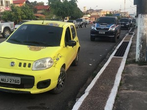 Vítima foi alvejada quando estava neste veiculo (Foto: Reginaldo Balieiro/TV Tapajós)