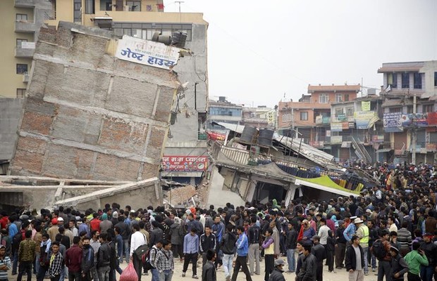 Moradores de Katmandu um dia após o primeiro sismo que atingiu o Nepal (Foto: Agência EFE)