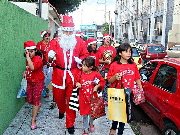 G1 - Crianças ganham presentes de Natal após cartas inusitadas a Noel, no  AM - notícias em Amazonas