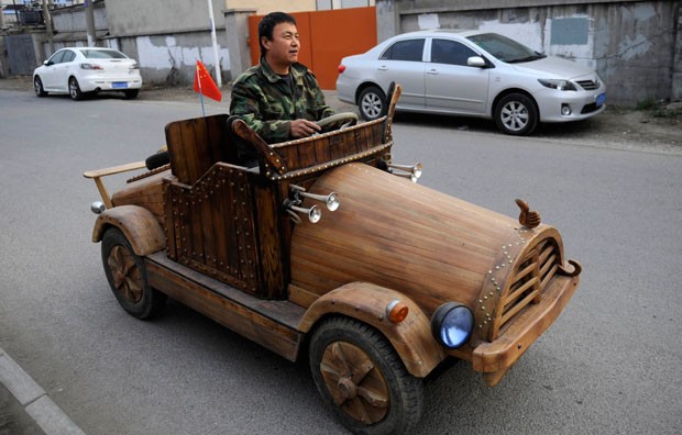 Liu Fulong criou um carro elétrico feito de madeira (Foto: China Daily/Reuters)
