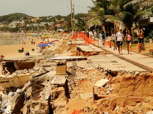 Destruição causada pelo avanço do mar no calçadão da praia de Ponta Negra, cartão postal de Natal (Foto: G1)